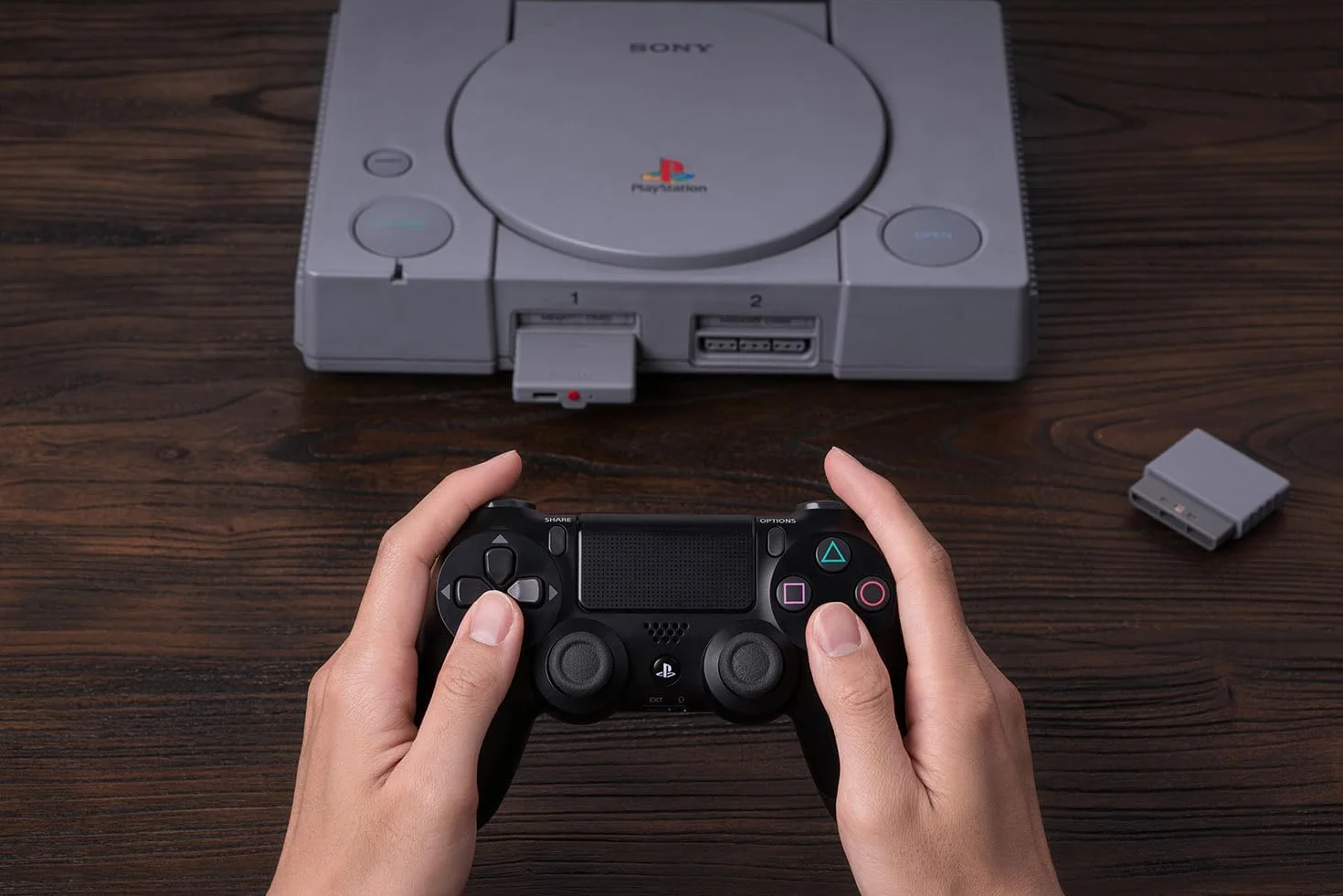 8Bitdo Ricevitore Bluetooth Retrò per PS1 PS2 e Windows, Compatibile con Xbox, Switch Pro e Controller PS5/PS4