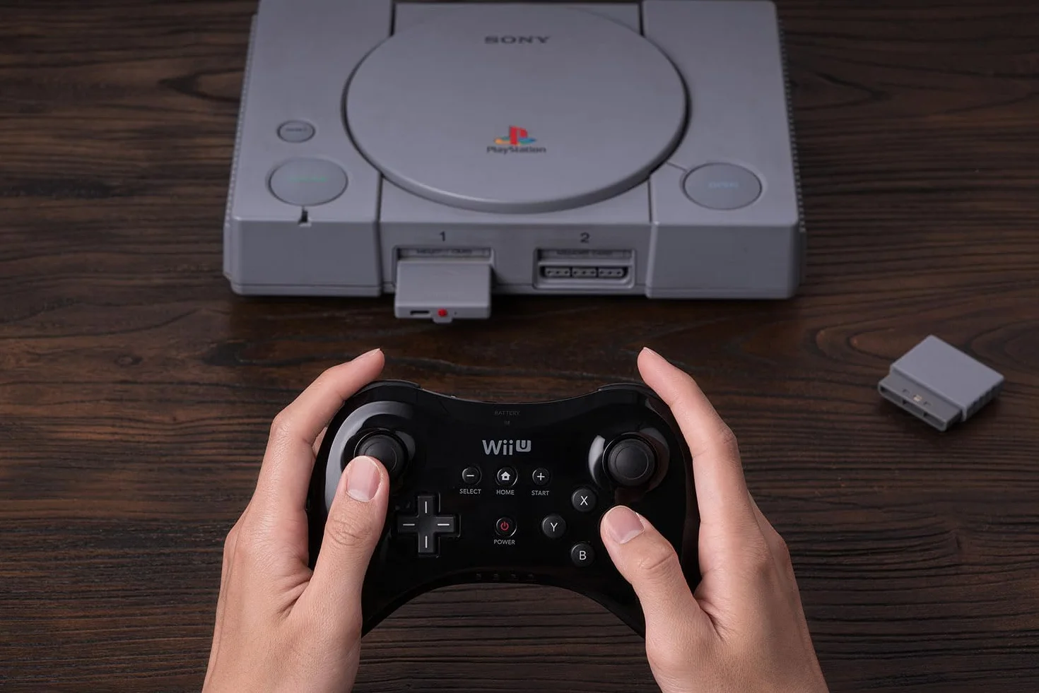 8Bitdo Ricevitore Bluetooth Retrò per PS1 PS2 e Windows, Compatibile con Xbox, Switch Pro e Controller PS5/PS4