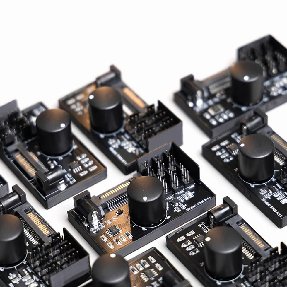 Sarini Regolatore di velocità della Ventola Alimentatore hub Adattatore Ventola per PC 12V 4 Pin PWM con interfaccia SATA per 4 ventole