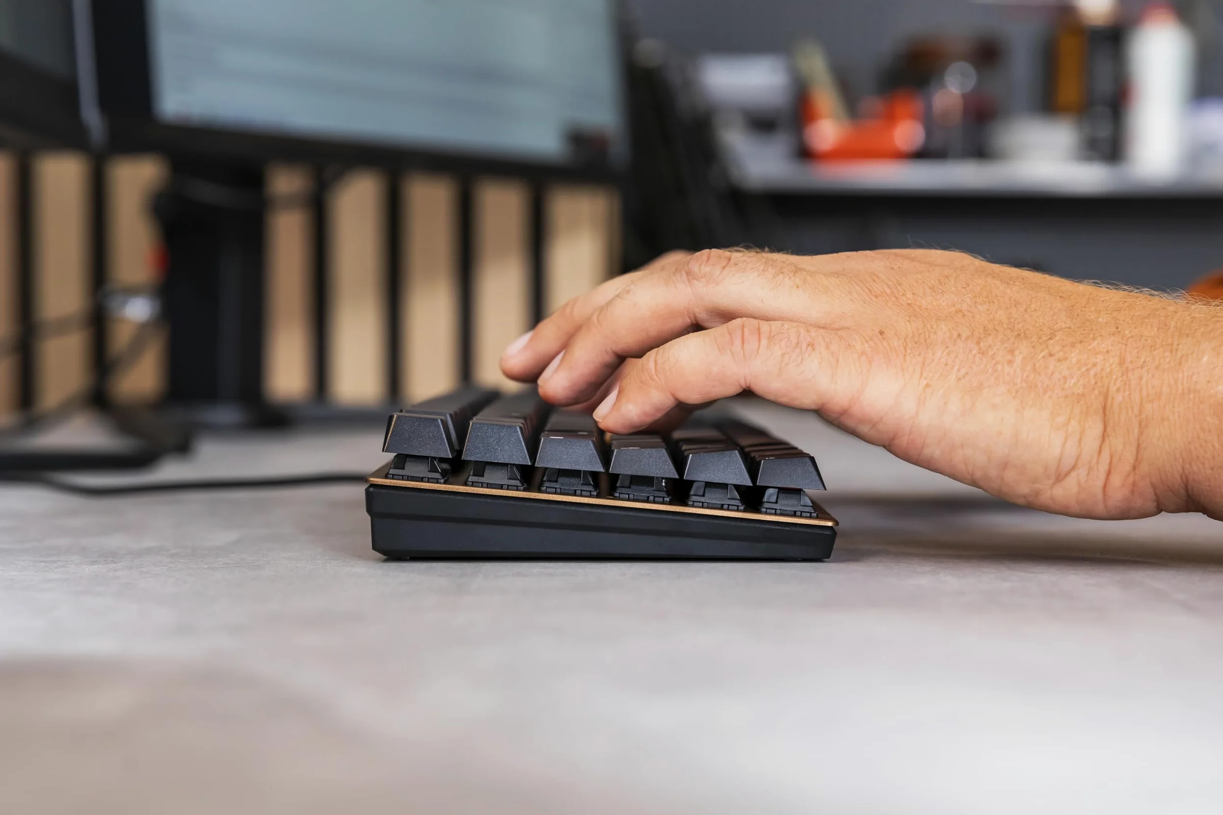 CHERRY KC 200 MX, Tastiera Office Meccanica con Piastra Metallica Anodizzata, Layout per l'Unione Europea (QWERTY), Con Filo, Interruttori MX2A SILENT RED, Nero/Bronzo