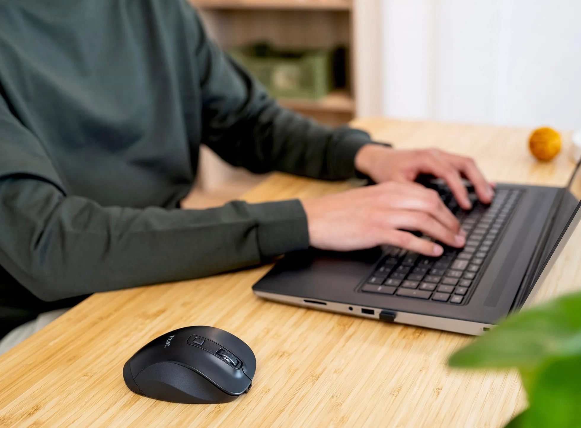Trust Fyda Mouse Wireless Ricaricabile, Design Sostenibile, 800-2400 DPI, 6 Pulsanti, 2,4 GHz, Ricevitore USB, Mouse Ergonomico senza Filo per Laptop, PC, Computer, Macbook, Ufficio - Nero