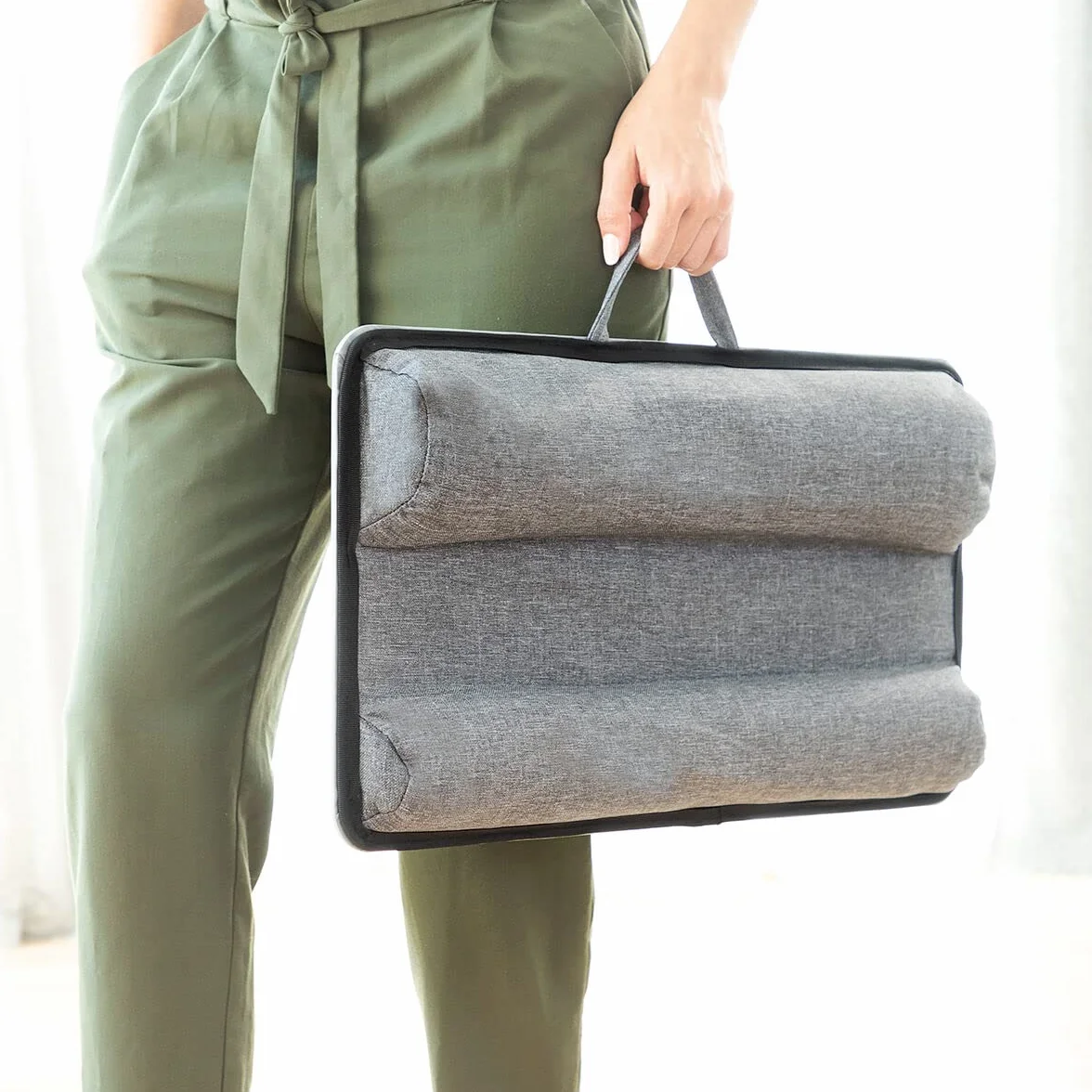 InnovaGoods® Scrivania portatile per computer con cuscino XL Deskion, lavora o studia comodamente ed ergonomicamente, con un design da scrivania e cuscino XL, ideale per casa e ufficio.