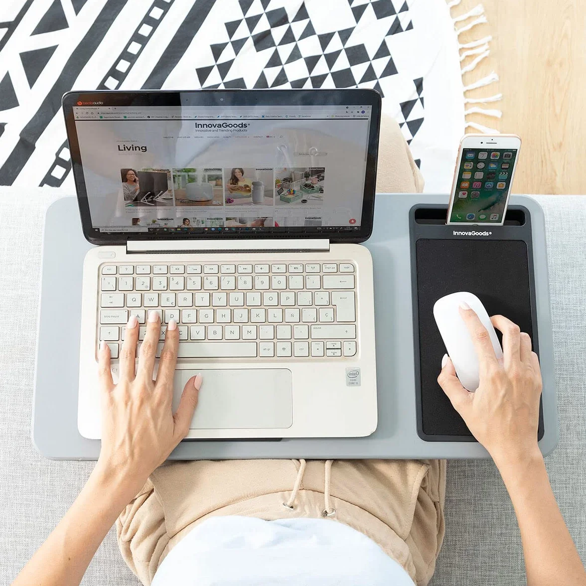 InnovaGoods® Scrivania portatile per computer con cuscino XL Deskion, lavora o studia comodamente ed ergonomicamente, con un design da scrivania e cuscino XL, ideale per casa e ufficio.