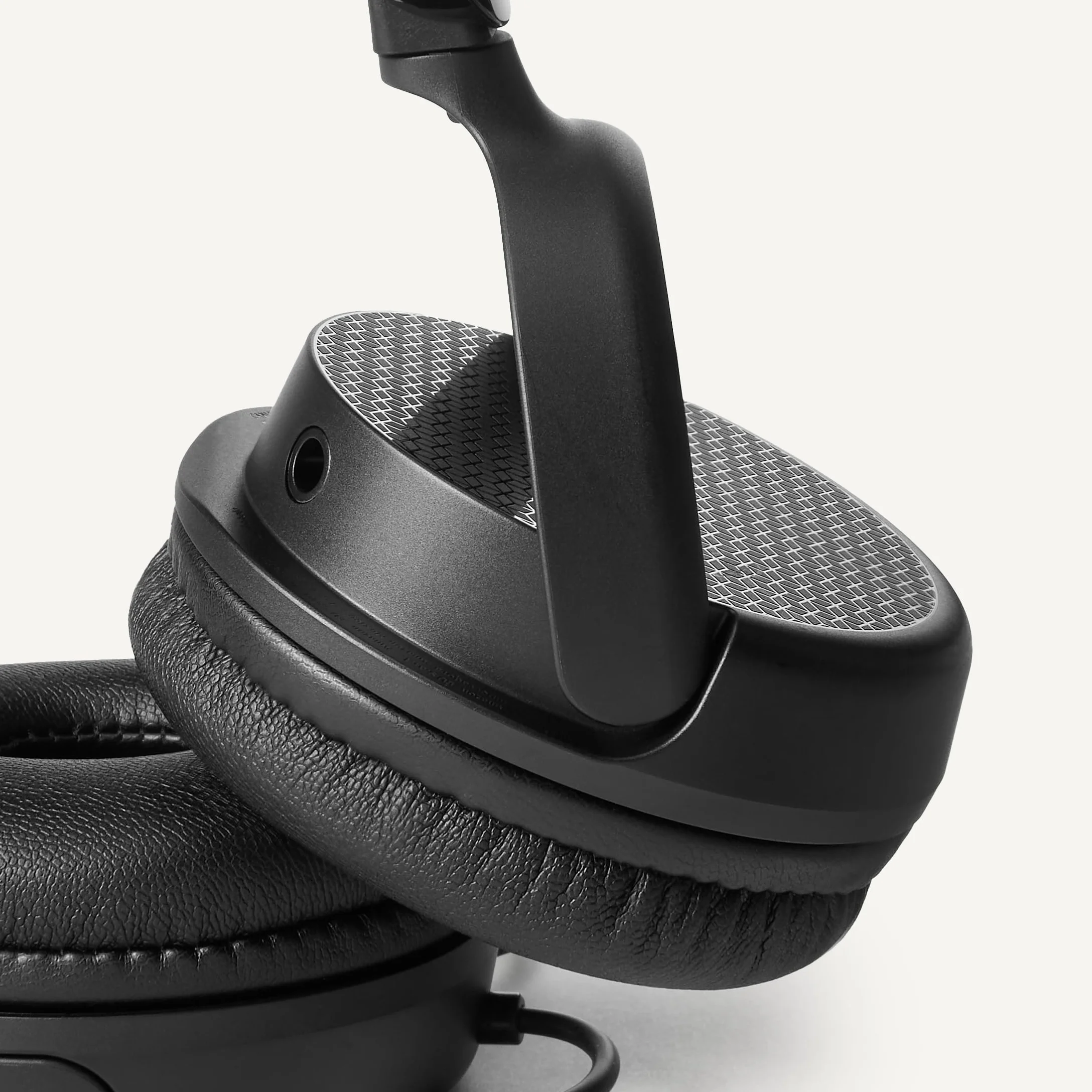 Amazon Basics - Cuffie Over-Ear per Computer con Cavo, Microfono Regolabile, Connessione da 3,5 mm, Controllo Cablato con USB-A, Pieghevoli, Cuffie per Ufficio, Smartphone, PC, Laptop, Nero