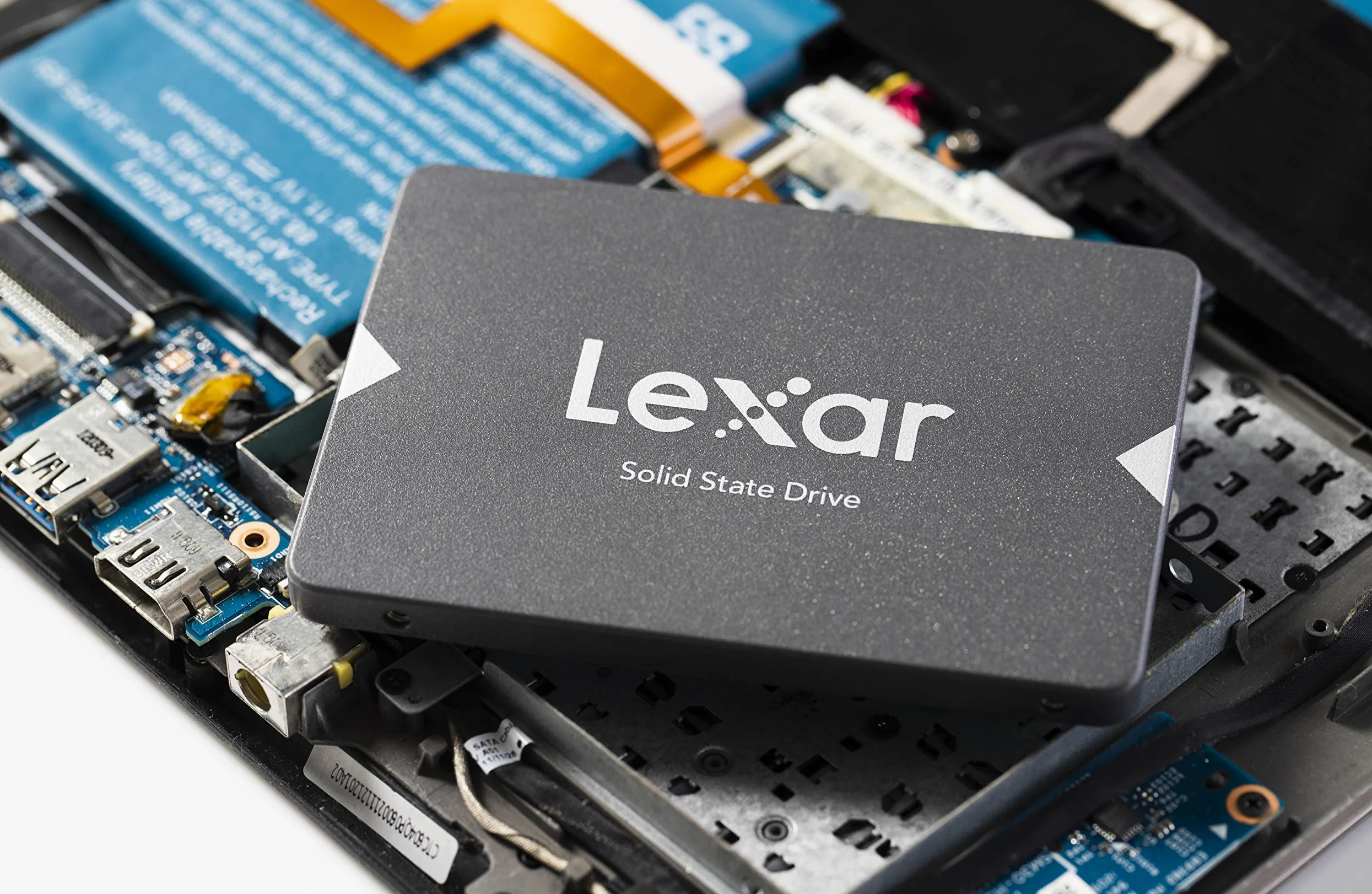 Lexar SSD NS100 512GB 2,5" SATA III (6 Gb/s), interno, velocità di lettura 550 MB/sec, più resistente perché senza parti mobili, nero