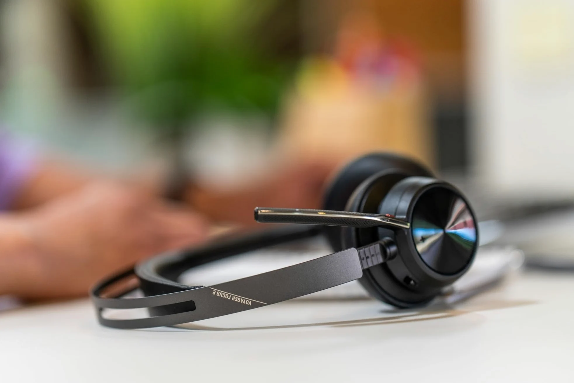 Poly Voyager Focus 2 USB-C-C Headset con adattatore USB-C/A A58JCAA con cancellazione attiva del rumore e tecnologia Acoustic Fence