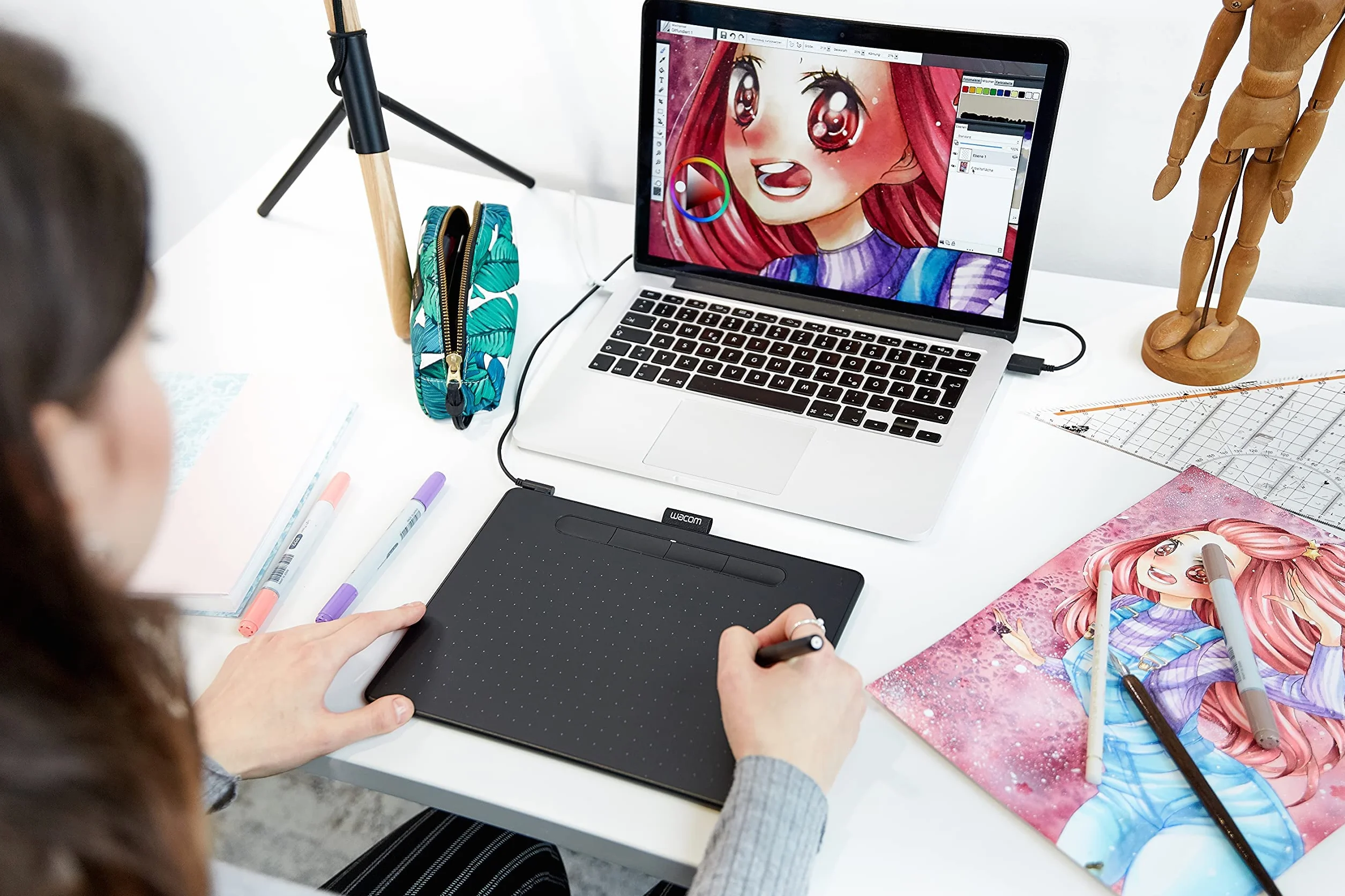 Wacom Intuos Medium Tavoletta Grafica – Tablet con Penna per Dipingere, Disegnare ed Editare Foto con penna sensibile alla pressione, Adatta per l’Home Office e l’E-Learning, Nero