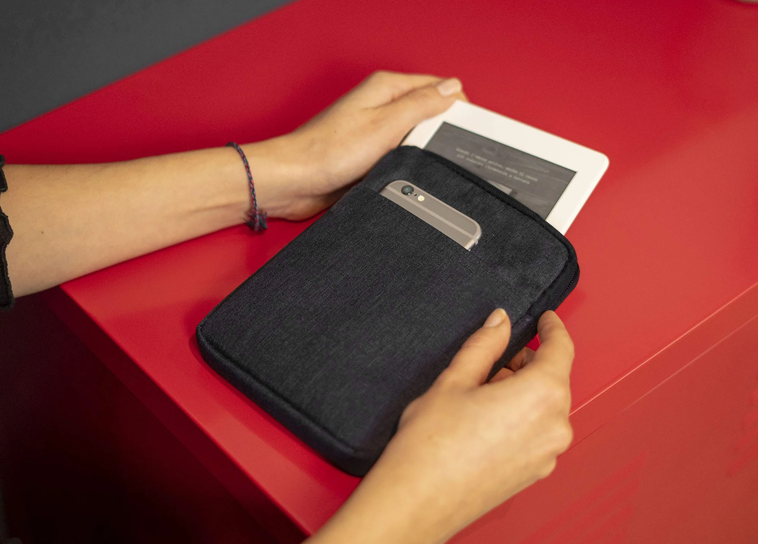 MyGadget Borsa Nylon per Tablet fino a 11 Pollici - Custodia Protettiva per 26 x 19,5 cm - es. iPad, Samsung Galaxy Tab S7 A7 - Sleeve in Nero