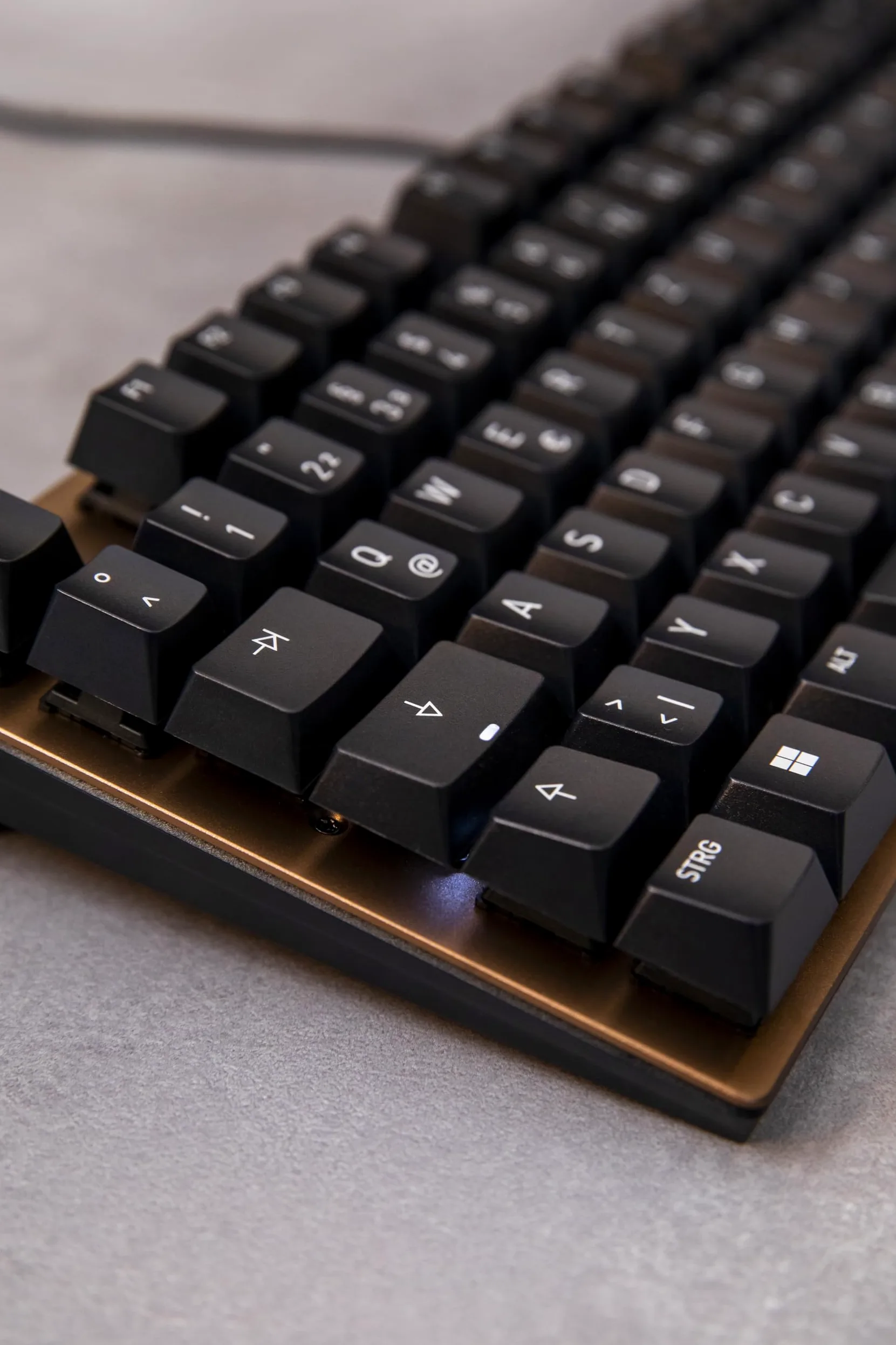 CHERRY KC 200 MX, Tastiera Office Meccanica con Piastra Metallica Anodizzata, Layout per l'Unione Europea (QWERTY), Con Filo, Interruttori MX2A SILENT RED, Nero/Bronzo