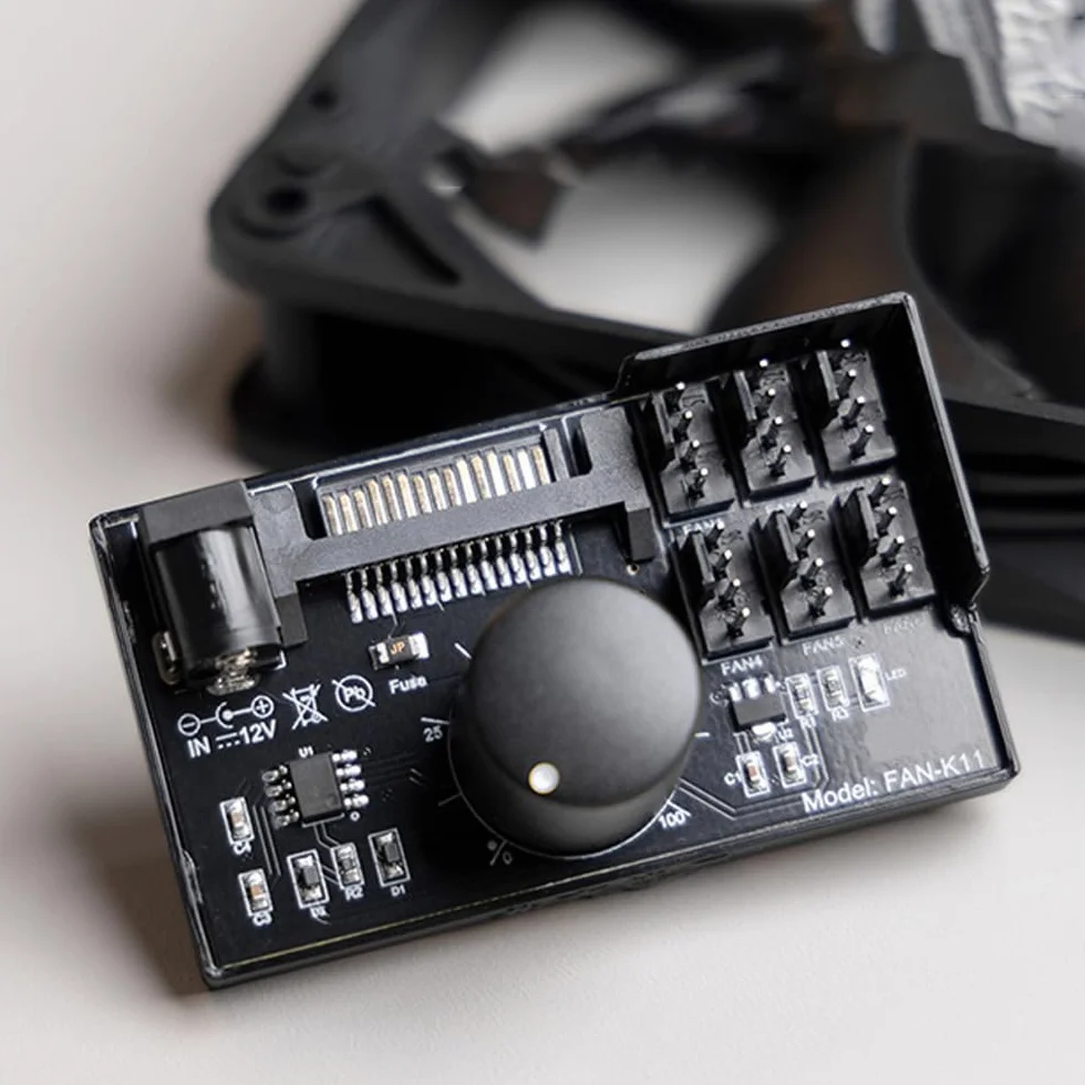 Sarini Regolatore di velocità della Ventola Alimentatore hub Adattatore Ventola per PC 12V 4 Pin PWM con interfaccia SATA per 4 ventole