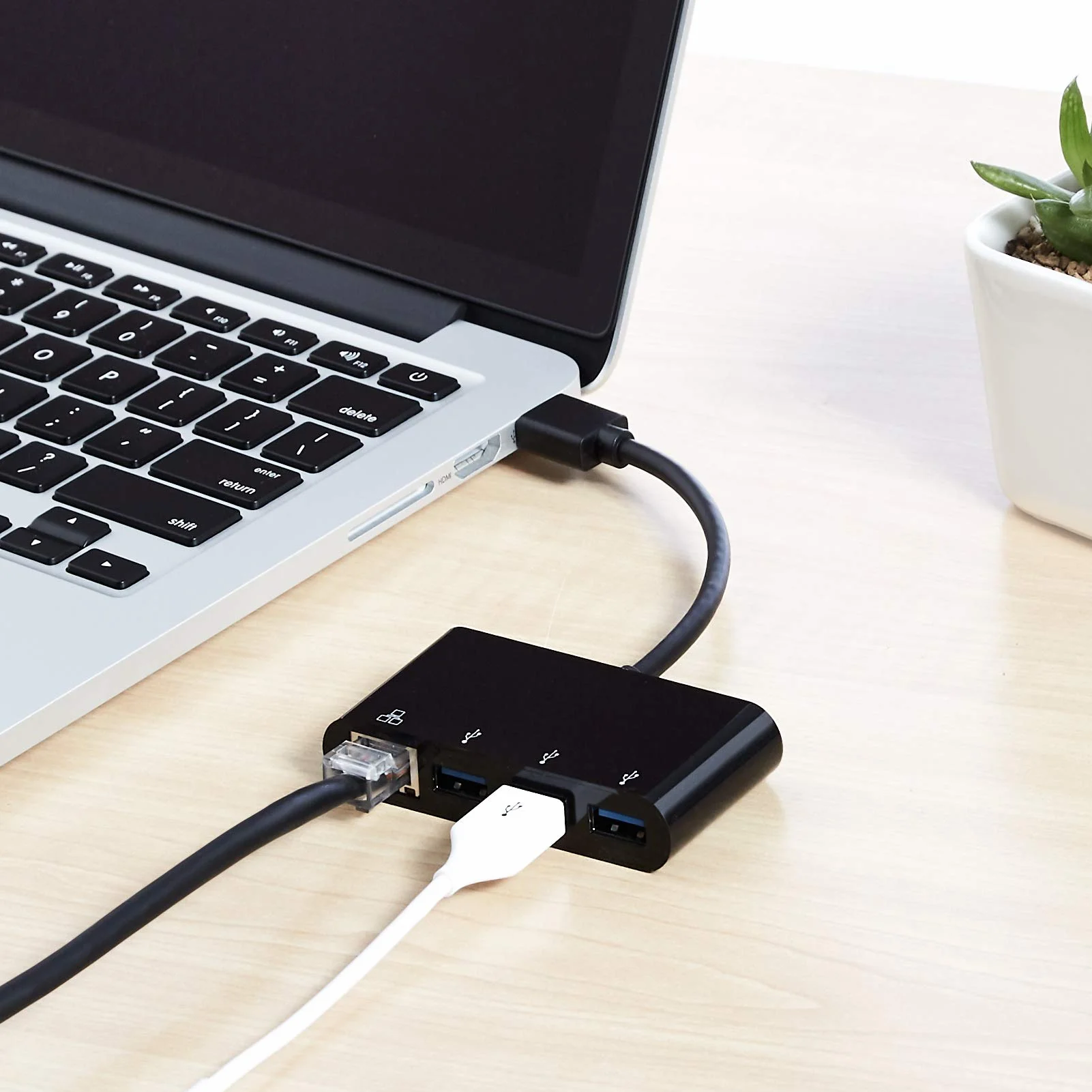 Amazon Basics Adattatore a 3 porte USB 3.0 con porta gigabit ethernet, 3 USB A + 1 RJ45, Nero