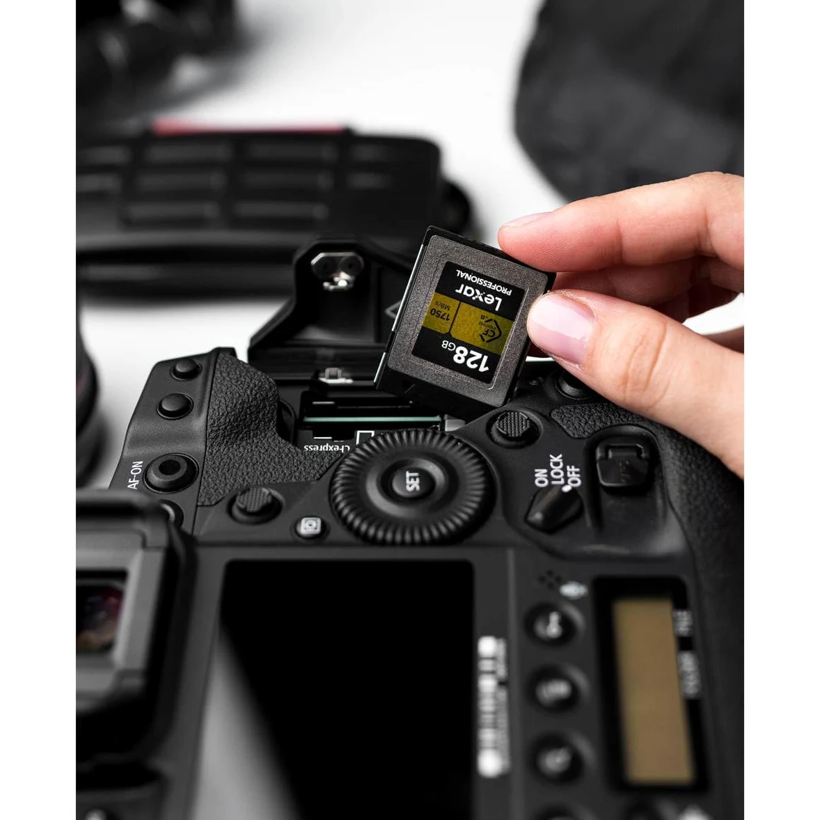 Lexar Scheda di memoria professionale CFexpress di tipo B da 128 GB, serie Gold, fino a 1750 MB/s in lettura, registrazione video Raw 8K, supporta PCIe 3.0 e NVMe (LCXEXPR128G-RNENG)