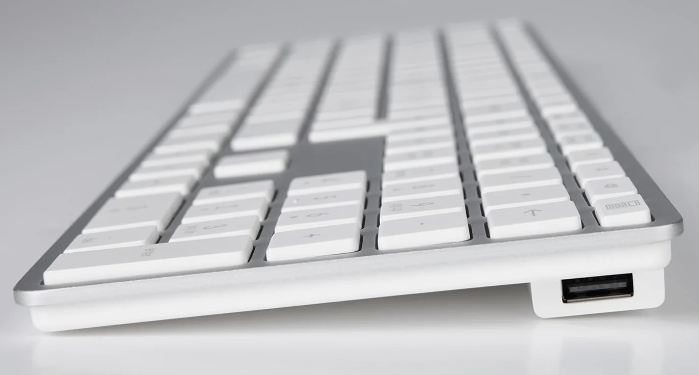 LMP - tastiera italiana (QWERTY) con tastierino numerico, copertura superiore in alluminio e 2 porte USB - per Mac