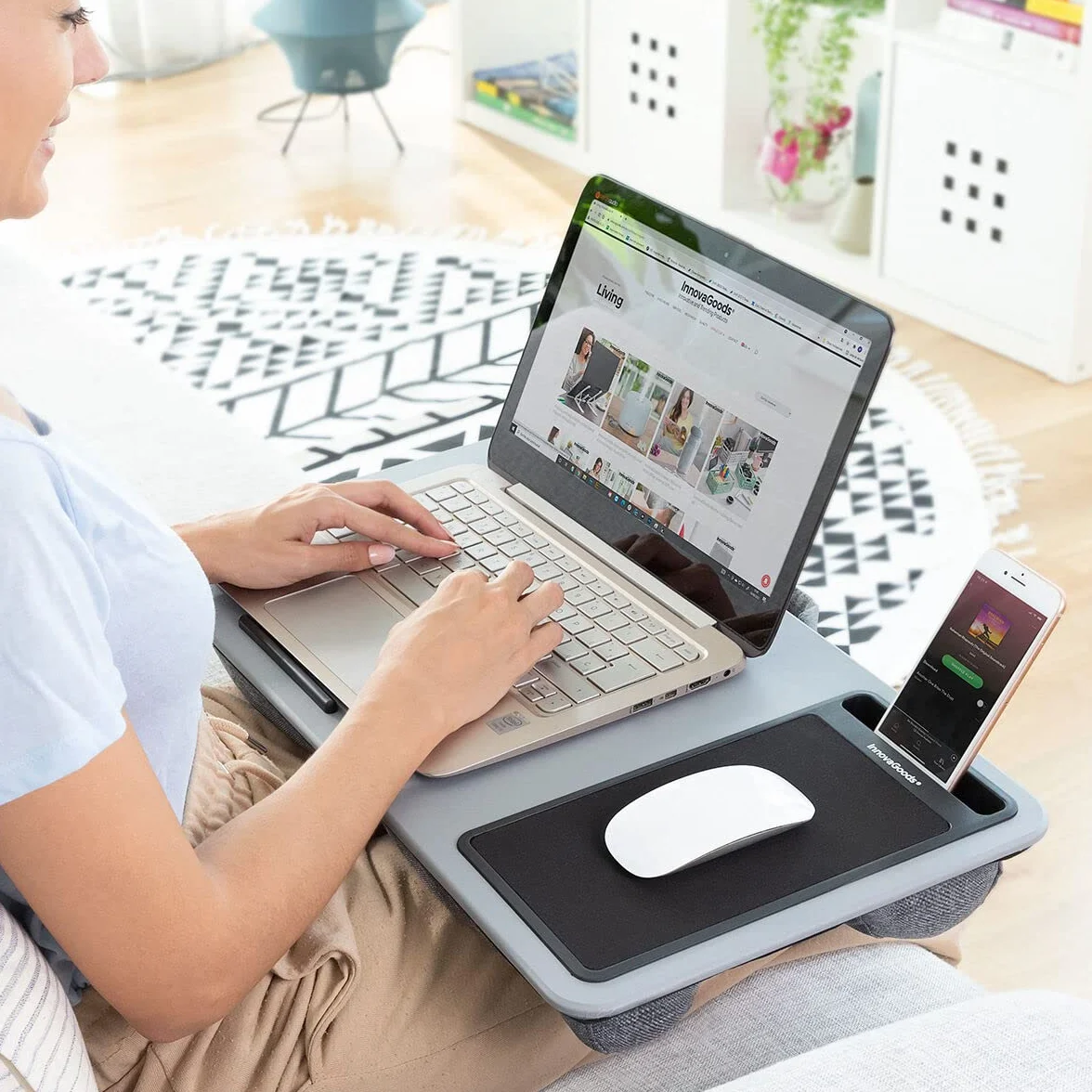 InnovaGoods® Scrivania portatile per computer con cuscino XL Deskion, lavora o studia comodamente ed ergonomicamente, con un design da scrivania e cuscino XL, ideale per casa e ufficio.