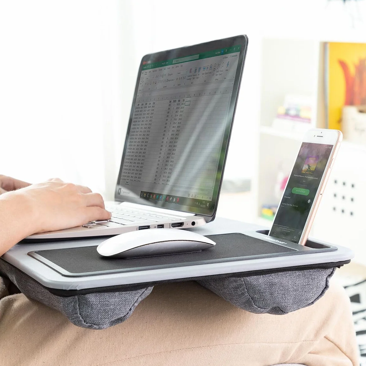 InnovaGoods® Scrivania portatile per computer con cuscino XL Deskion, lavora o studia comodamente ed ergonomicamente, con un design da scrivania e cuscino XL, ideale per casa e ufficio.