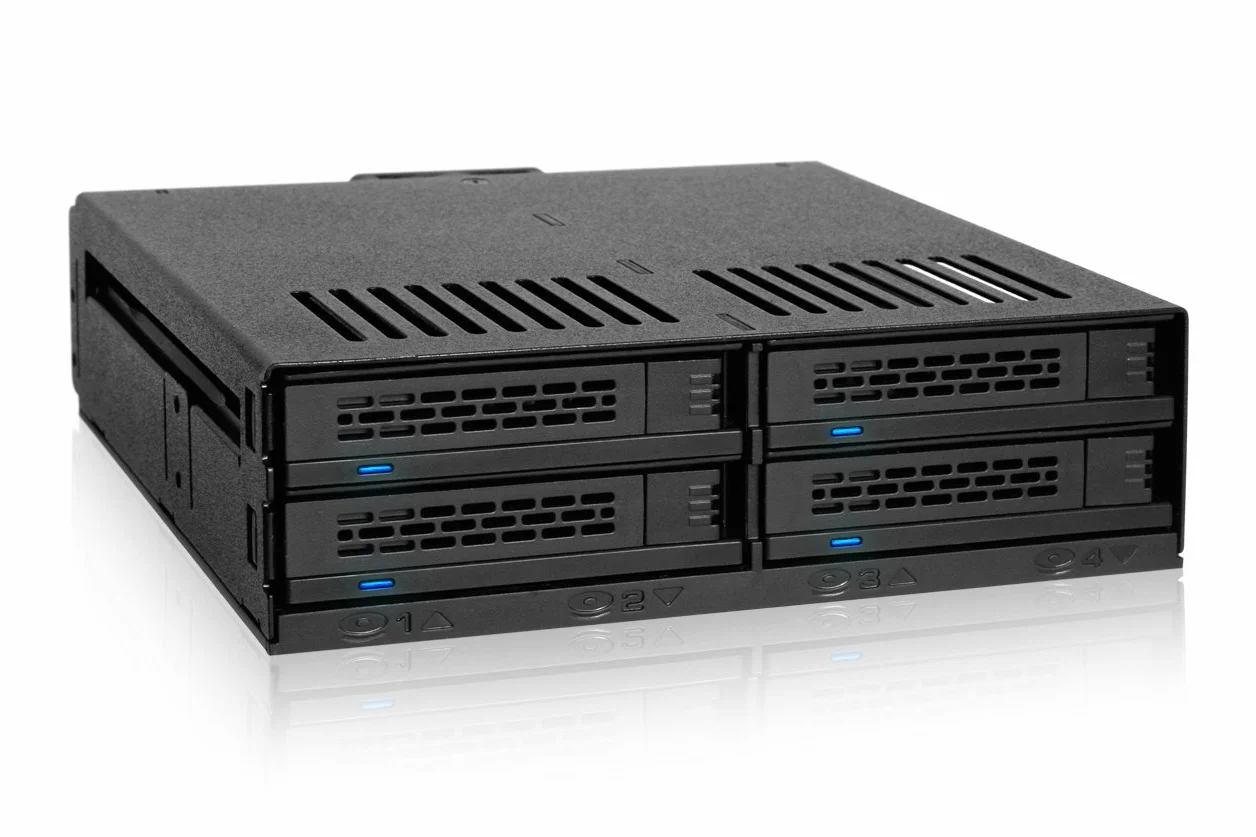Icy Dock Rack Rimovibile/Backplane Cage/Rack Case per 4 x SSD/HDD 2.5" SATA/SAS Hot Swap in 1 alloggiamento da 5,25" (Installazione Senza Utensili) - ExpressCage MB324SP-B