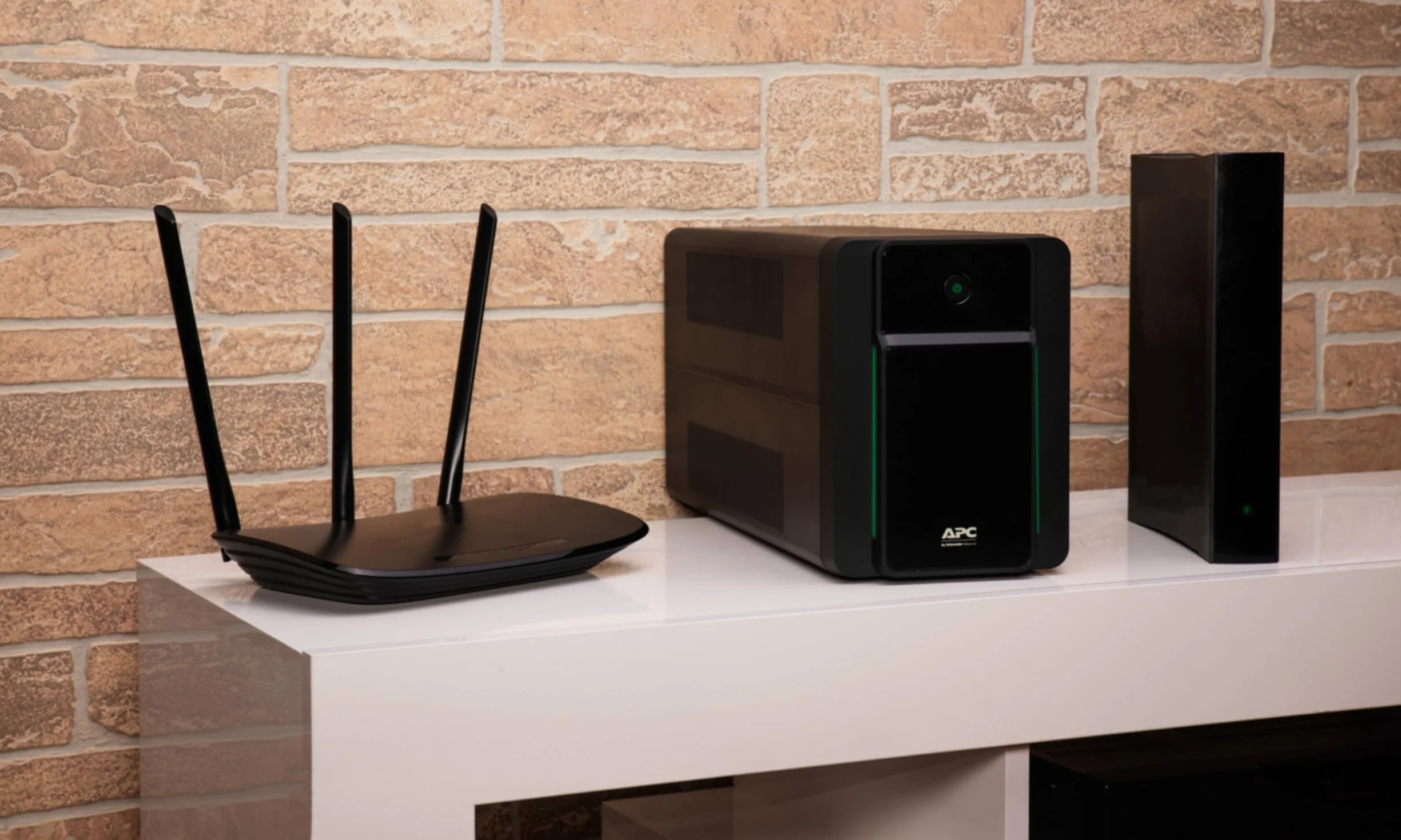 Apc By Schneider Electric Back Ups 2200 VA Bx2200Mi Batteria di Backup UPS con AVR Protezione Linee Dati