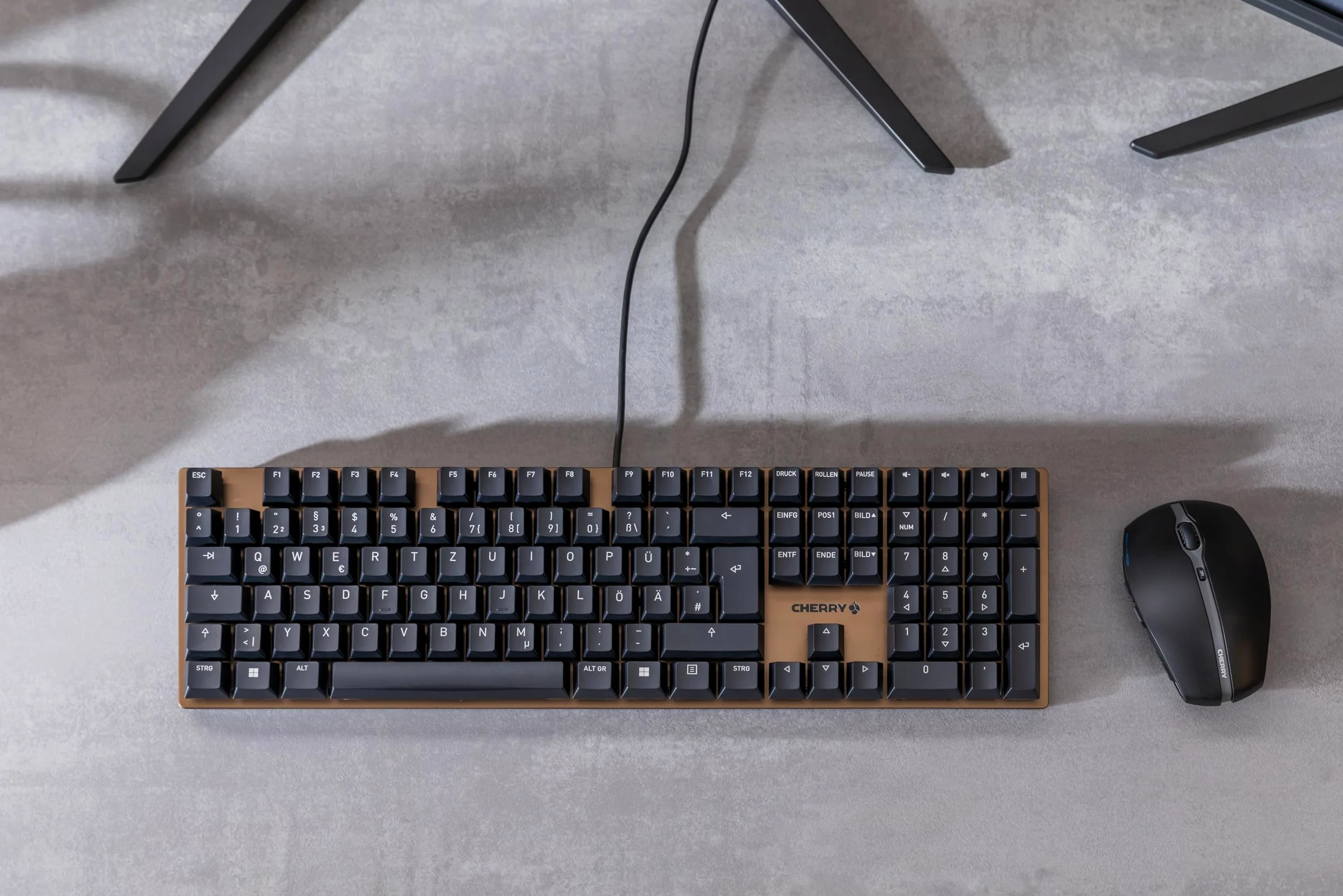 CHERRY KC 200 MX, Tastiera Office Meccanica con Piastra Metallica Anodizzata, Layout per l'Unione Europea (QWERTY), Con Filo, Interruttori MX2A SILENT RED, Nero/Bronzo