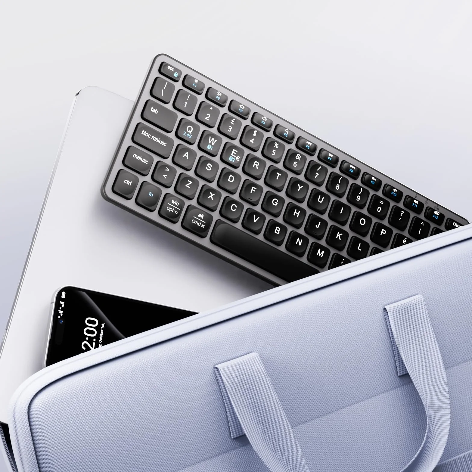 iClever Tastiera Bluetooth, Compatta Tastiera Mac Wireless(2.4GHz+Bluetooth), Layout Italiano QWERTY, Ricaricabile USB-C, Ultra-sottile Compatibile con Mac,per MacBook Pro/Air/iMac,iPad,iPhone,Windows