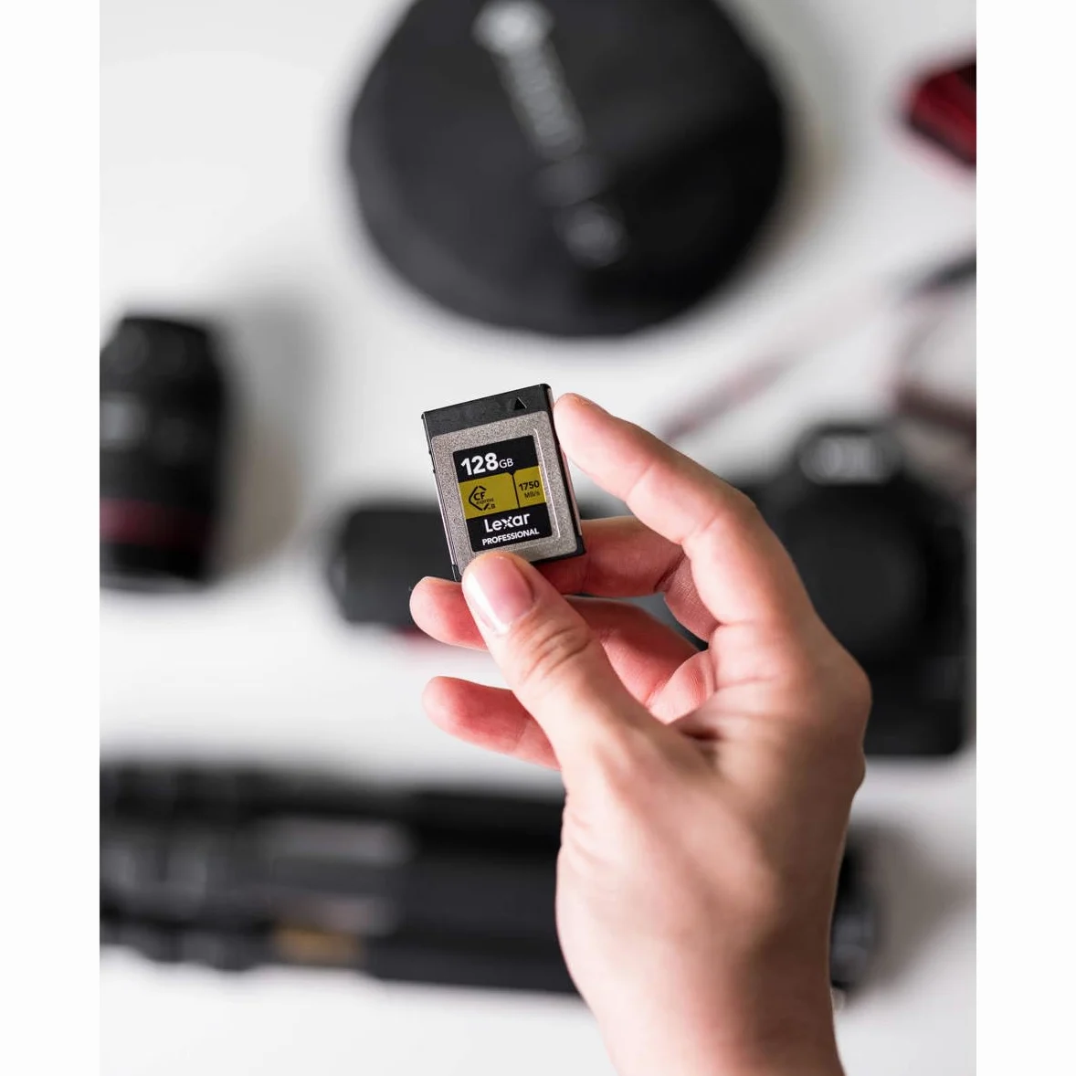 Lexar Scheda di memoria professionale CFexpress di tipo B da 128 GB, serie Gold, fino a 1750 MB/s in lettura, registrazione video Raw 8K, supporta PCIe 3.0 e NVMe (LCXEXPR128G-RNENG)